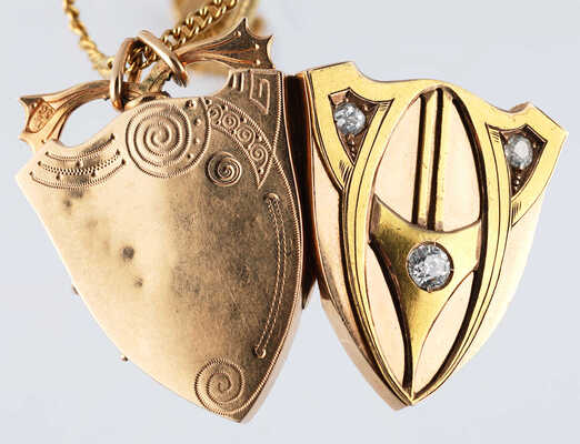 Медальон с бриллиантами и цепью из золота 56 пробы общим весом 19,83 грамма